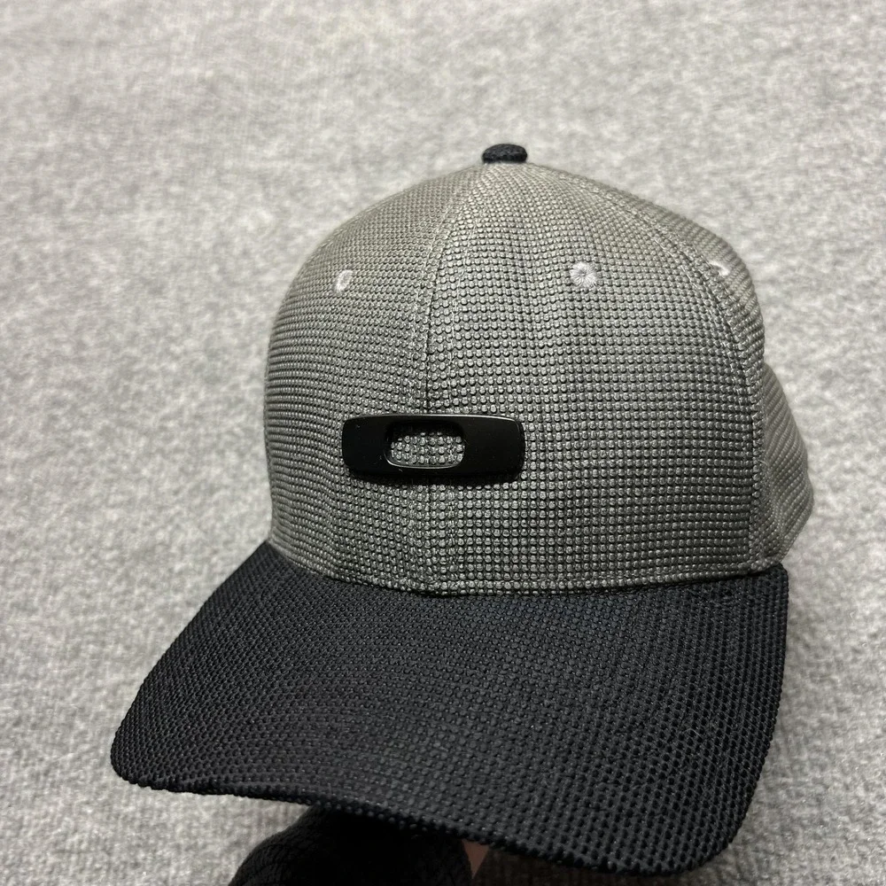 Oakley Hat Cap Fitted Mens S/M Gray Black Classic Low Flex Stretch Baseball